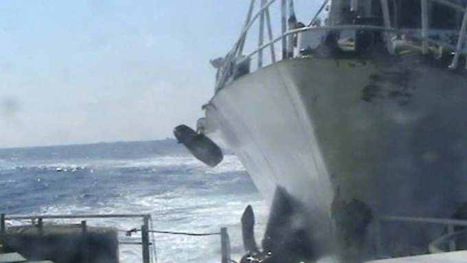 Tàu Trung Quốc đâm gãy vụn 10 m lan can tàu Cảnh sát biển Việt Nam ảnh 2